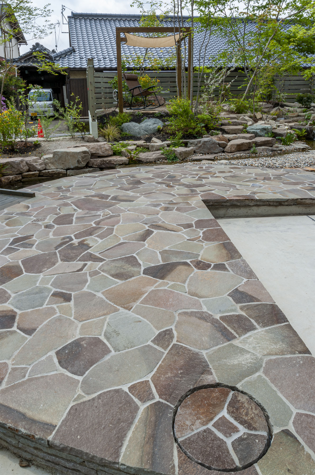 ジャワストーン乱形 ミックス | 造園資材館