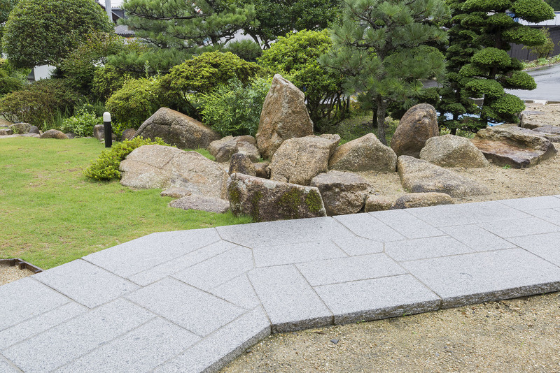 クワンストーン板石 白 五面ノミギリ仕上げ | 造園資材館