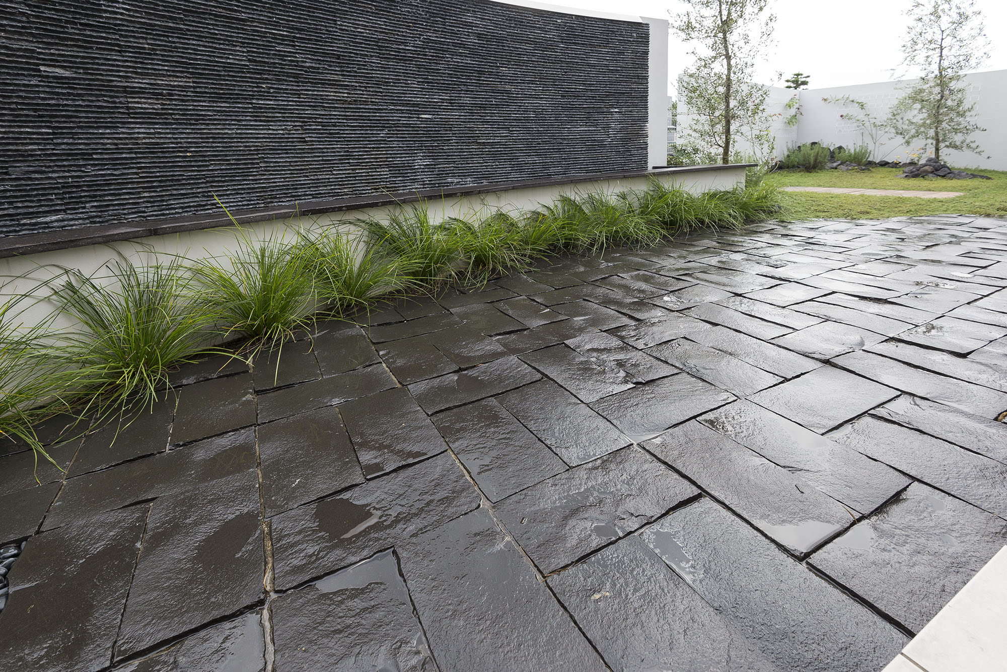 クワンストーン板石 黒 全面割肌仕上げ | 造園資材館